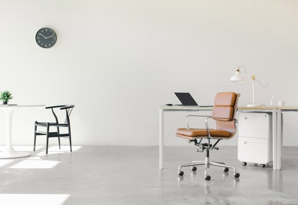 Büro mit Schreibtisch und Stuhl
