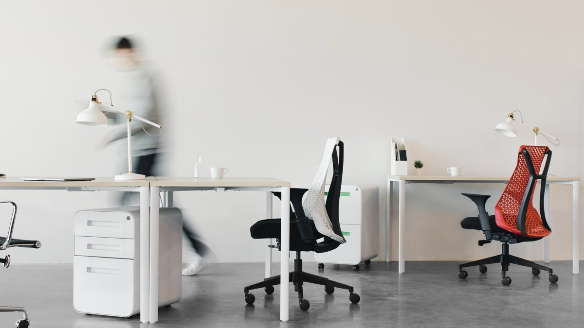 Büro mit Schreibtischen und Stühlen